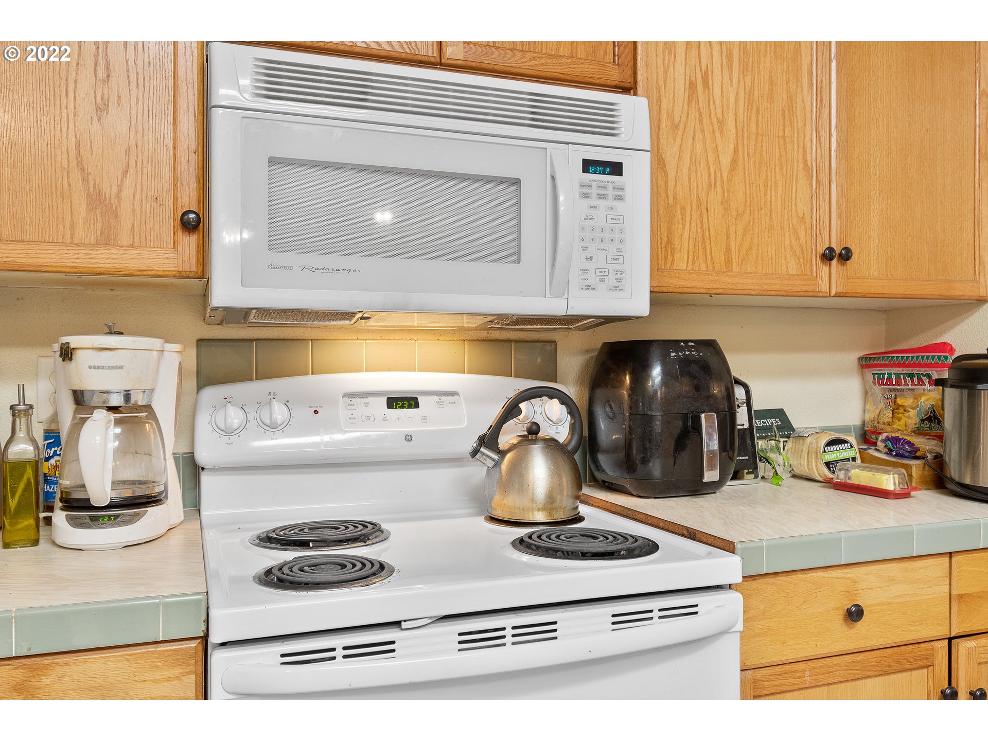 121 Brentwood Road Longview, WA 98632 - Photo 9 of 32 a kitchen with a stove and a microwave