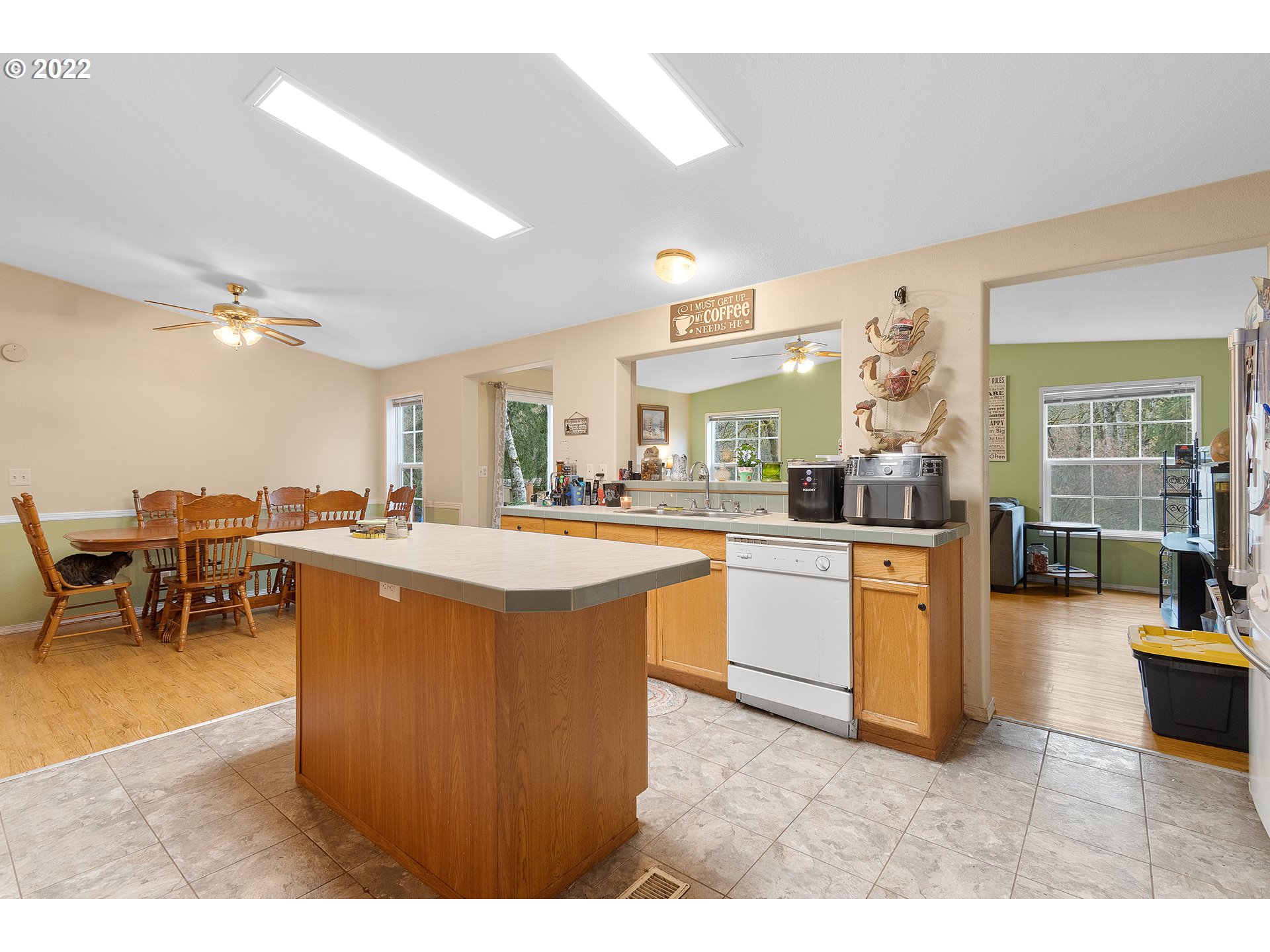 121 Brentwood Road Longview, WA 98632 - Photo 10 of 32 a living room with stainless steel appliances kitchen island granite countertop furniture and a kitchen view
