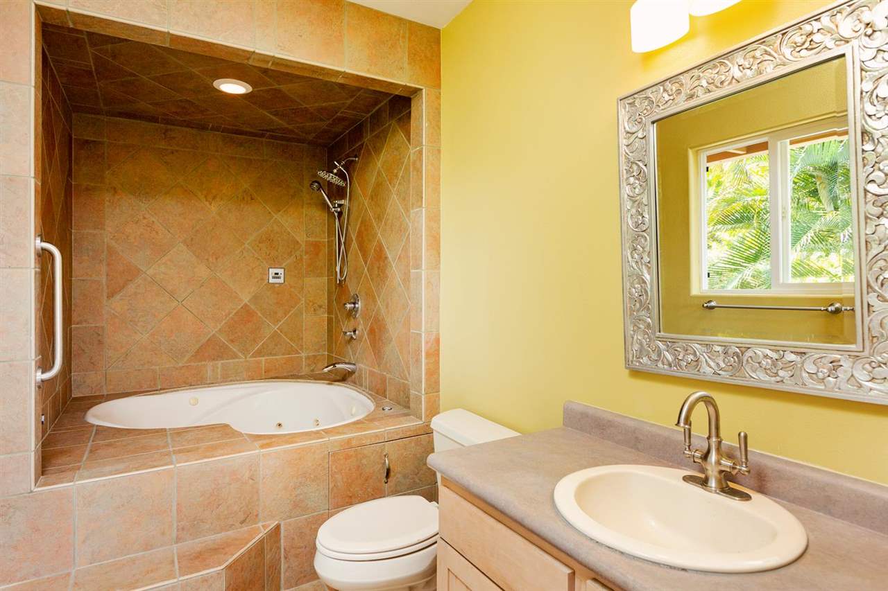 33 Uaoa Loop Haiku, HI 96708 - Photo 27 of 30 Ohana Primary Bathroom