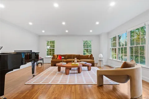 $3,450,000 | 6 Round House Court, Bedford, NY 10506