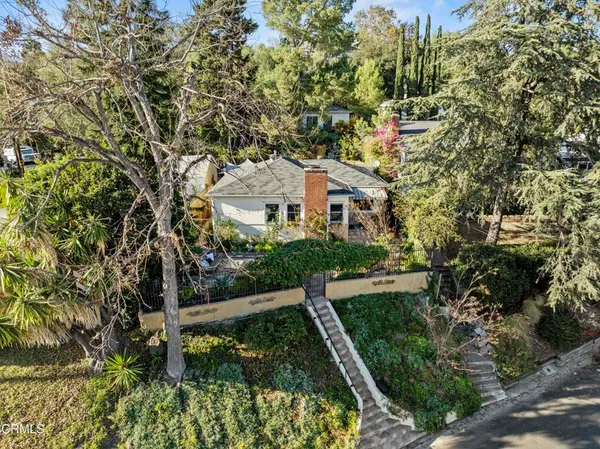 a view of house with a yard