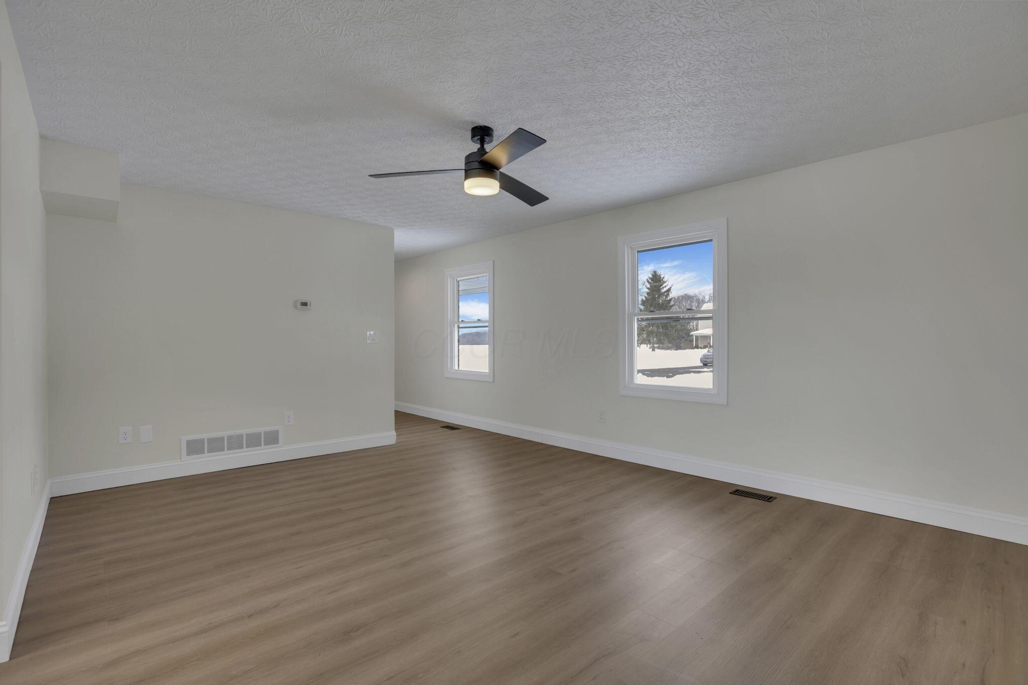 5273 Hayes Road Groveport, OH 43125 - Photo 14 of 89 Living Room
