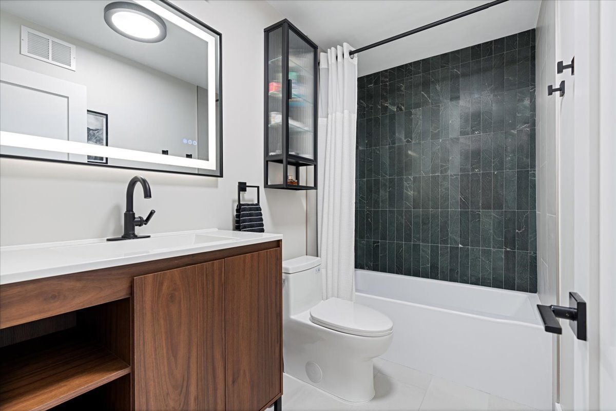 3930 North Pine Grove Avenue, Unit 809 Chicago, IL 60613 - Photo 11 of 35