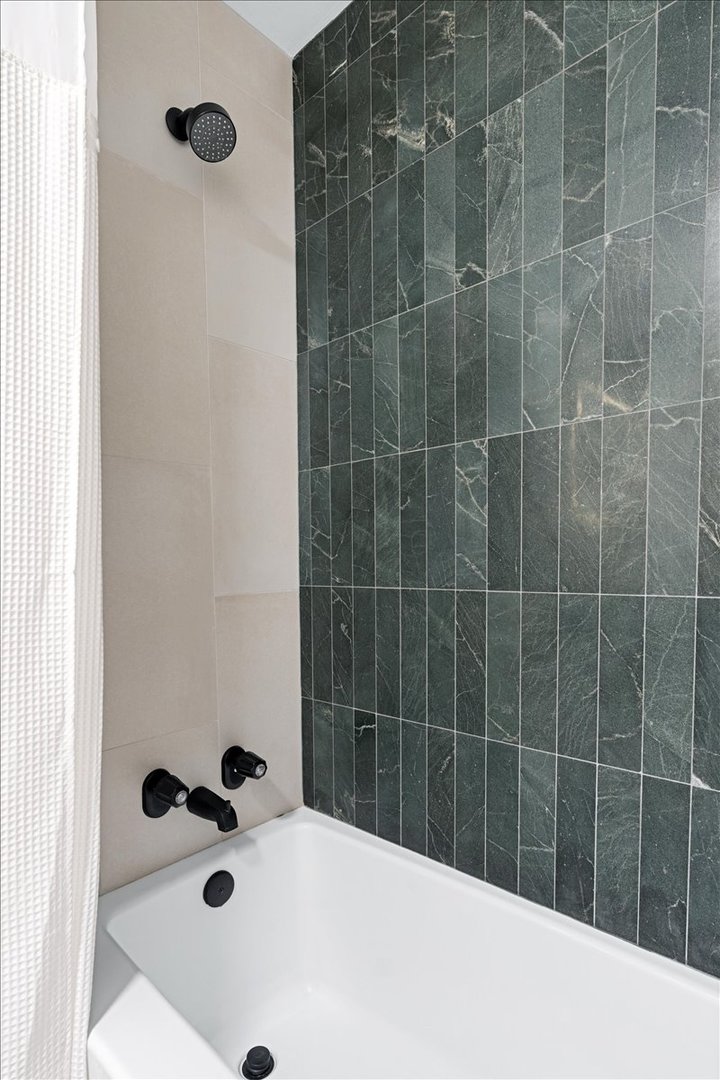 3930 North Pine Grove Avenue, Unit 809 Chicago, IL 60613 - Photo 12 of 35