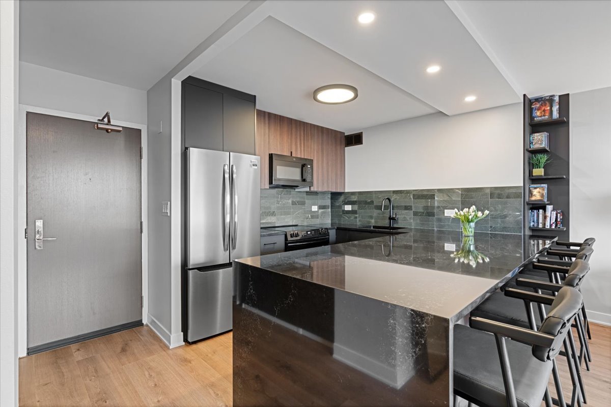 3930 North Pine Grove Avenue, Unit 809 Chicago, IL 60613 - Photo 3 of 35