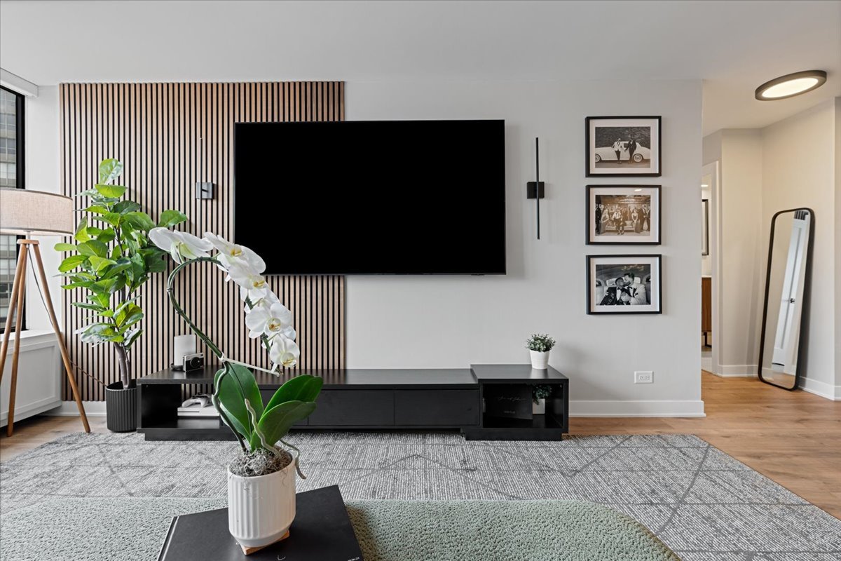 3930 North Pine Grove Avenue, Unit 809 Chicago, IL 60613 - Photo 6 of 35