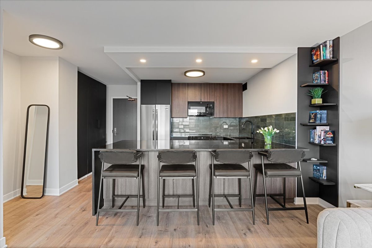 3930 North Pine Grove Avenue, Unit 809 Chicago, IL 60613 - Photo 8 of 35