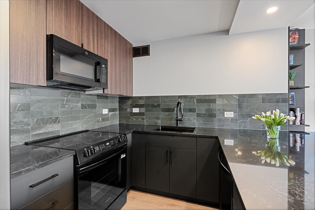 3930 North Pine Grove Avenue, Unit 809 Chicago, IL 60613 - Photo 9 of 35