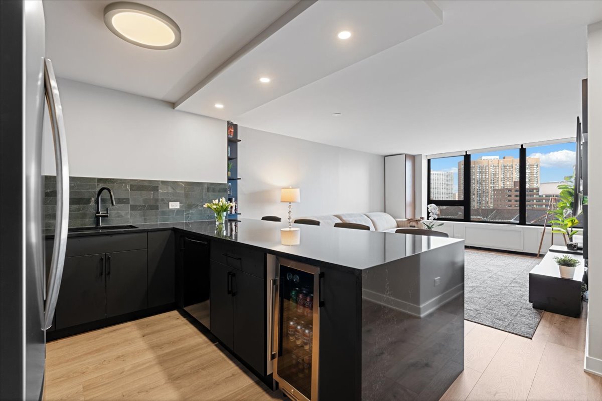 3930 North Pine Grove Avenue, Unit 809 Chicago, IL 60613 - Photo 10 of 35