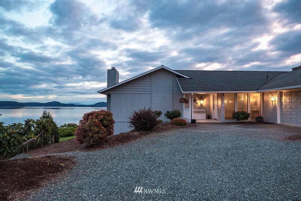 3082 Mount Baker Circle Oak Harbor, WA 98277 - Photo 33 of 40 a backyard of a house with table and chairs