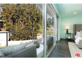 12263 Renfrew Road Los Angeles, CA 90049 - Photo 26 of 42 a view of bathroom with bathtub and shower