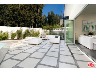 12263 Renfrew Road Los Angeles, CA 90049 - Photo 30 of 42 a view of a backyard