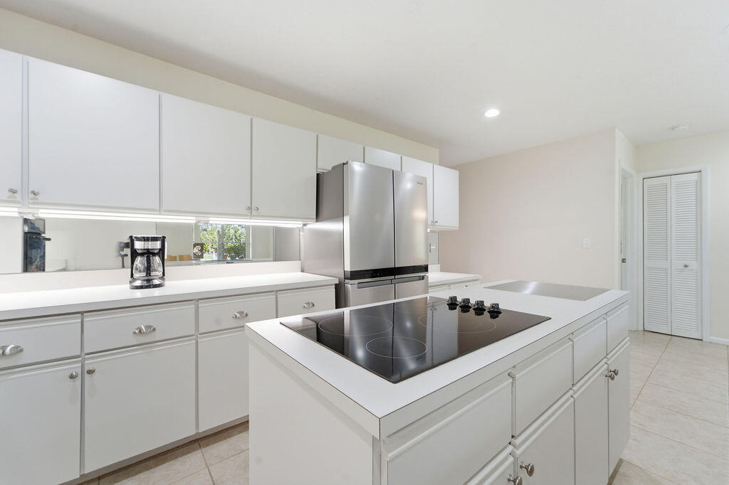5562 Reynolds Road Lake Worth, FL 33449 - Photo 17 of 39 a kitchen that has a sink and cabinets