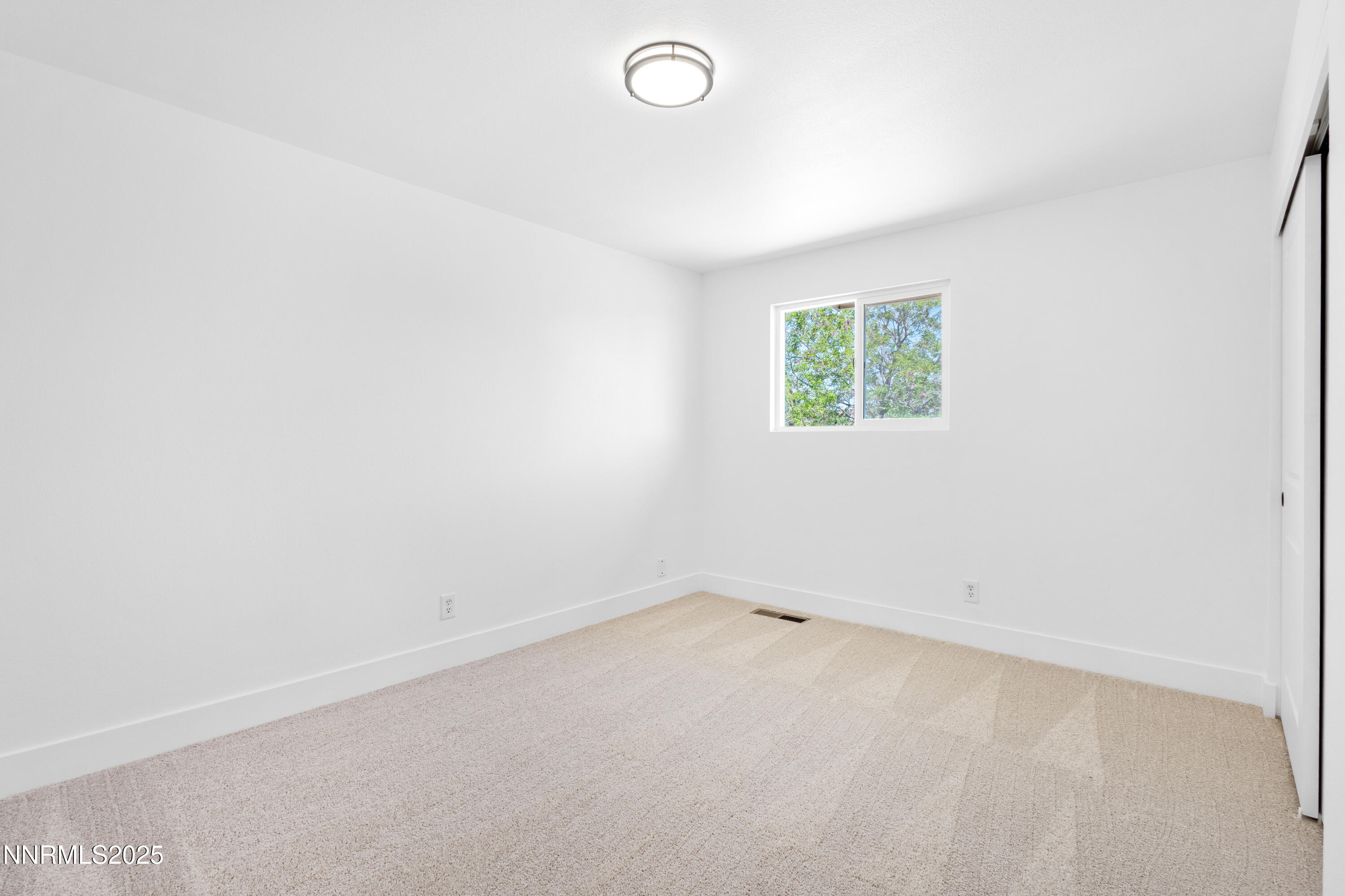 10835 Silver Knolls Boulevard Reno, NV 89508 - Photo 27 of 43 an empty room with windows