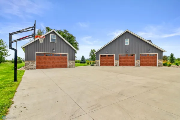 $1,224,900 | 5374 Lunder Lane, Kindred, ND 58051