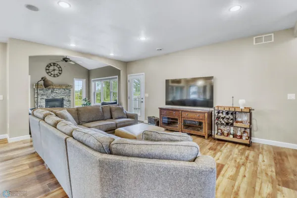 $1,224,900 | 5374 Lunder Lane, Kindred, ND 58051