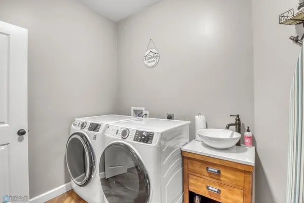 $1,224,900 | 5374 Lunder Lane, Kindred, ND 58051