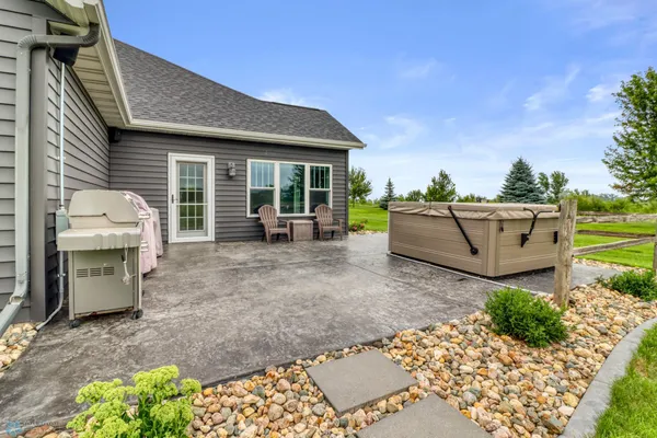 $1,224,900 | 5374 Lunder Lane, Kindred, ND 58051