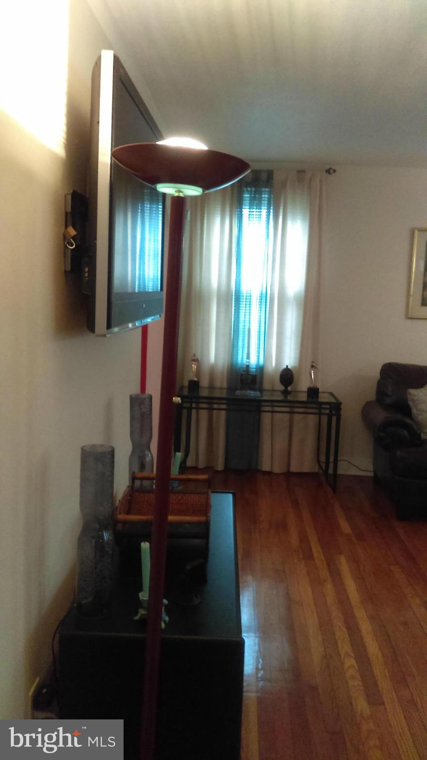 811 Baltimore Road Rockville, MD 20851 - Photo 17 of 20 Living Room