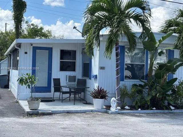 a view of outdoor space yard and porch