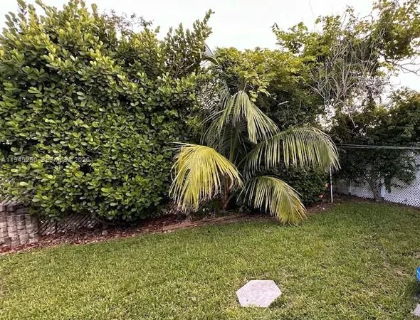 $1,800 | 231 West Lake Drive, Hallandale, FL 33009