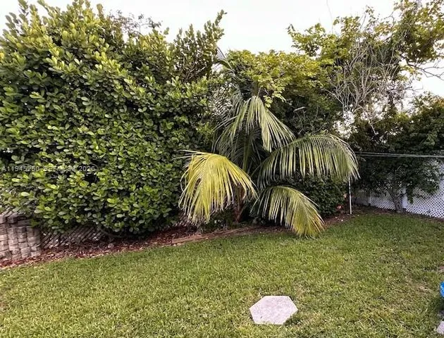 $1,850 | 231 West Lake Drive, Hallandale, FL 33009