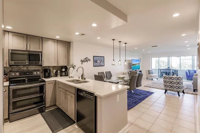 $6,000 | 1255 East Peppertree Drive, Unit 403, Sarasota, FL 34242