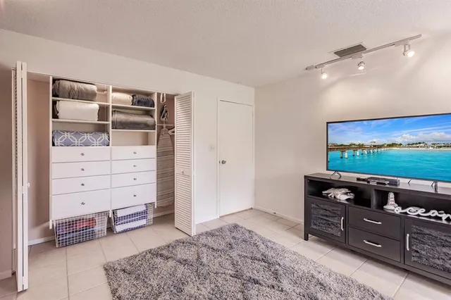 $6,000 | 1255 East Peppertree Drive, Unit 403, Sarasota, FL 34242