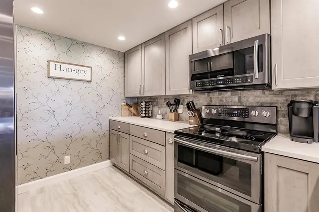 $6,000 | 1255 East Peppertree Drive, Unit 403, Sarasota, FL 34242