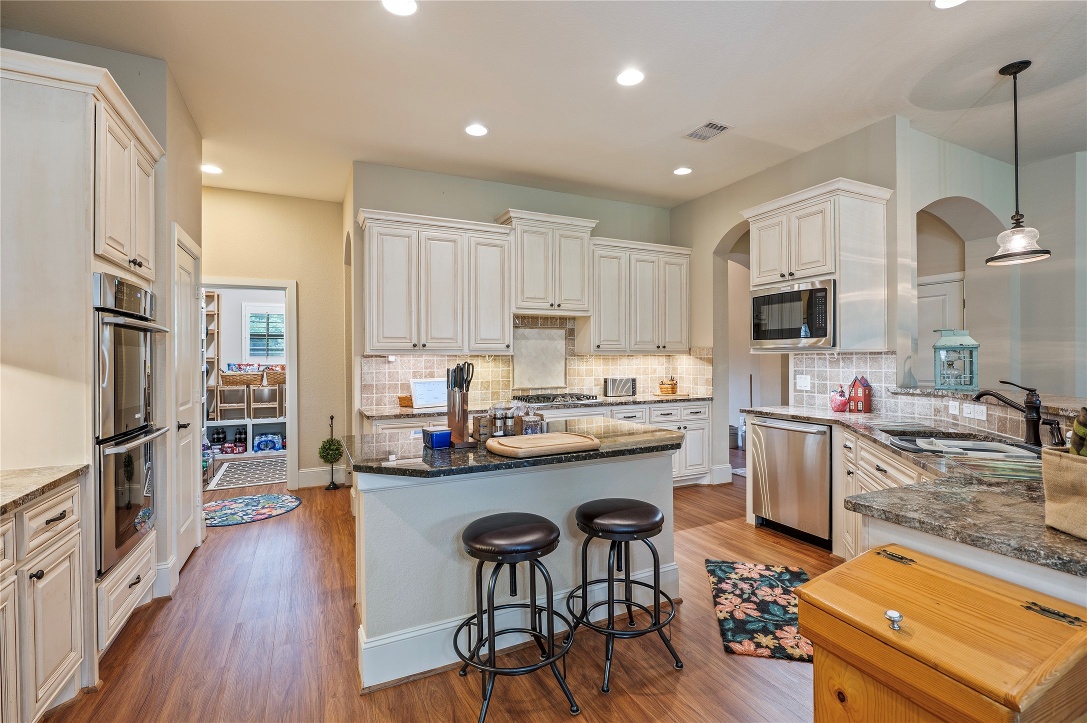 17126 Hamill Drive Rosharon, TX 77583 - Photo 11 of 50 Beautiful island kitchen.
