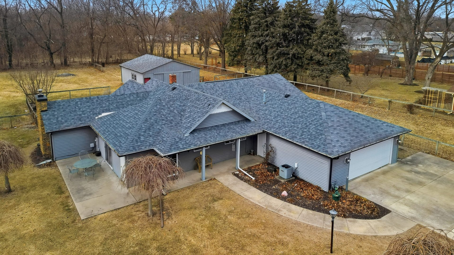 1307 Sinnissippi Road Sterling, IL 61081 - Photo 3 of 33