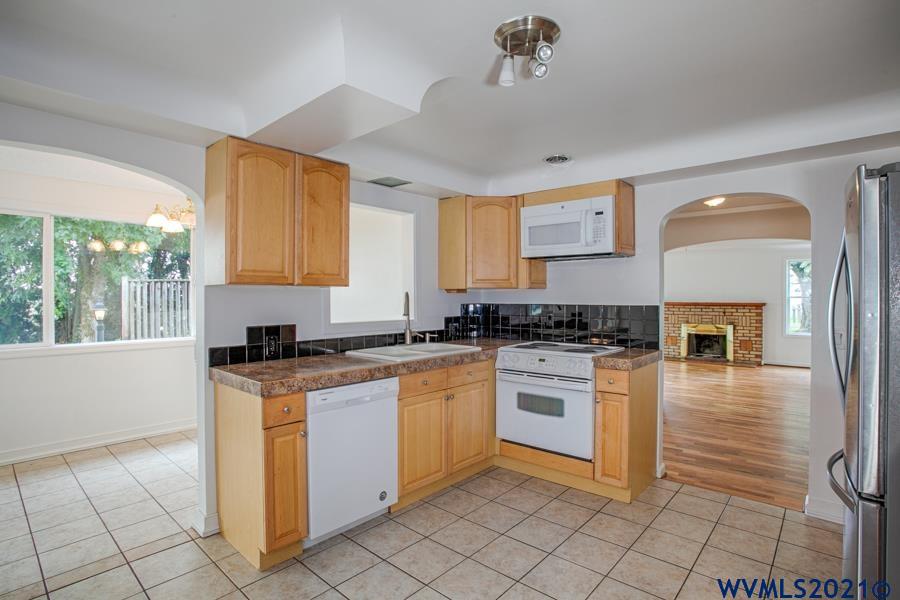 4565 Hazelgreen Road Northeast Salem, OR 97305 - Photo 3 of 42 Gallery Image 3