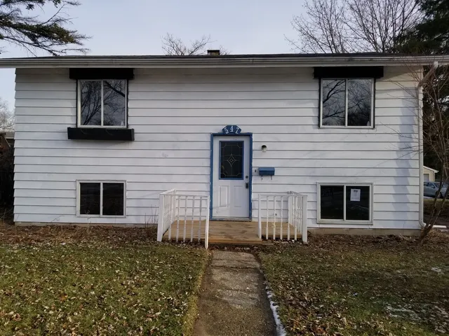 $2,100 | 547 North Ridgemoor Avenue, Mundelein, IL 60060