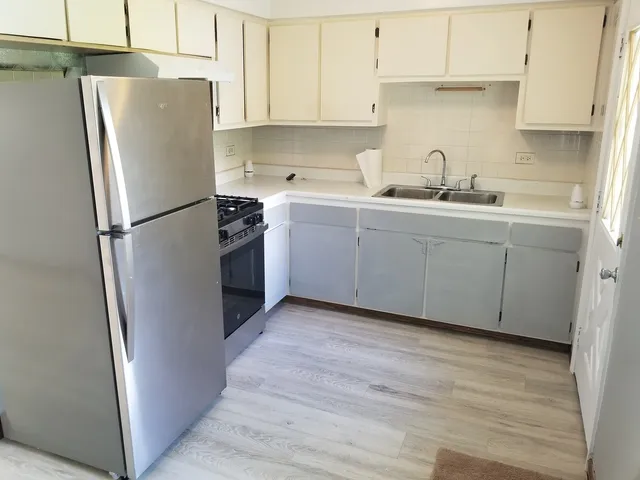 $2,100 | 547 North Ridgemoor Avenue, Mundelein, IL 60060