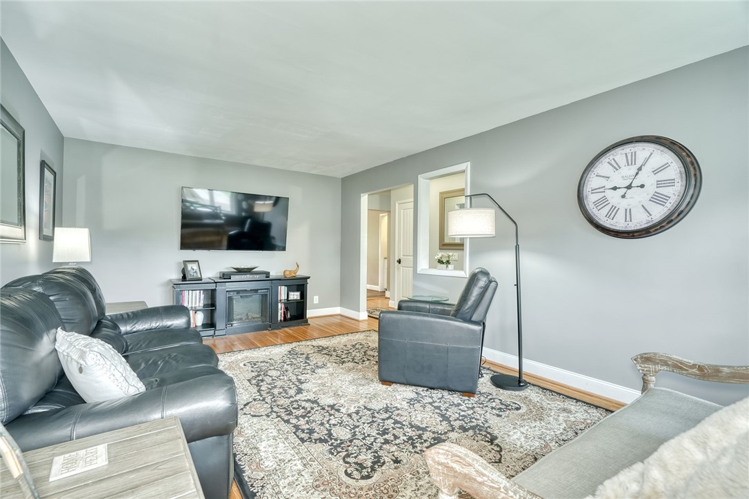 175 Longview Drive Webster, NY 14580 - Photo 14 of 47 Spacious family room with hardwood flooring and la