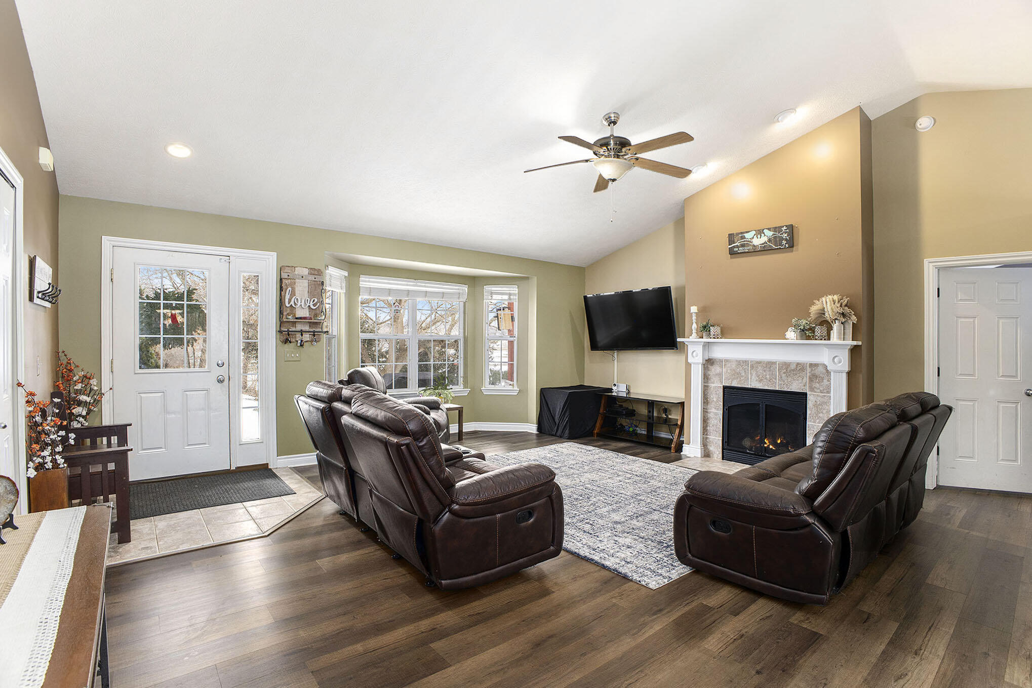 9843 Iosco Ridge Drive Gregory, MI 48137 - Photo 3 of 25 Living room