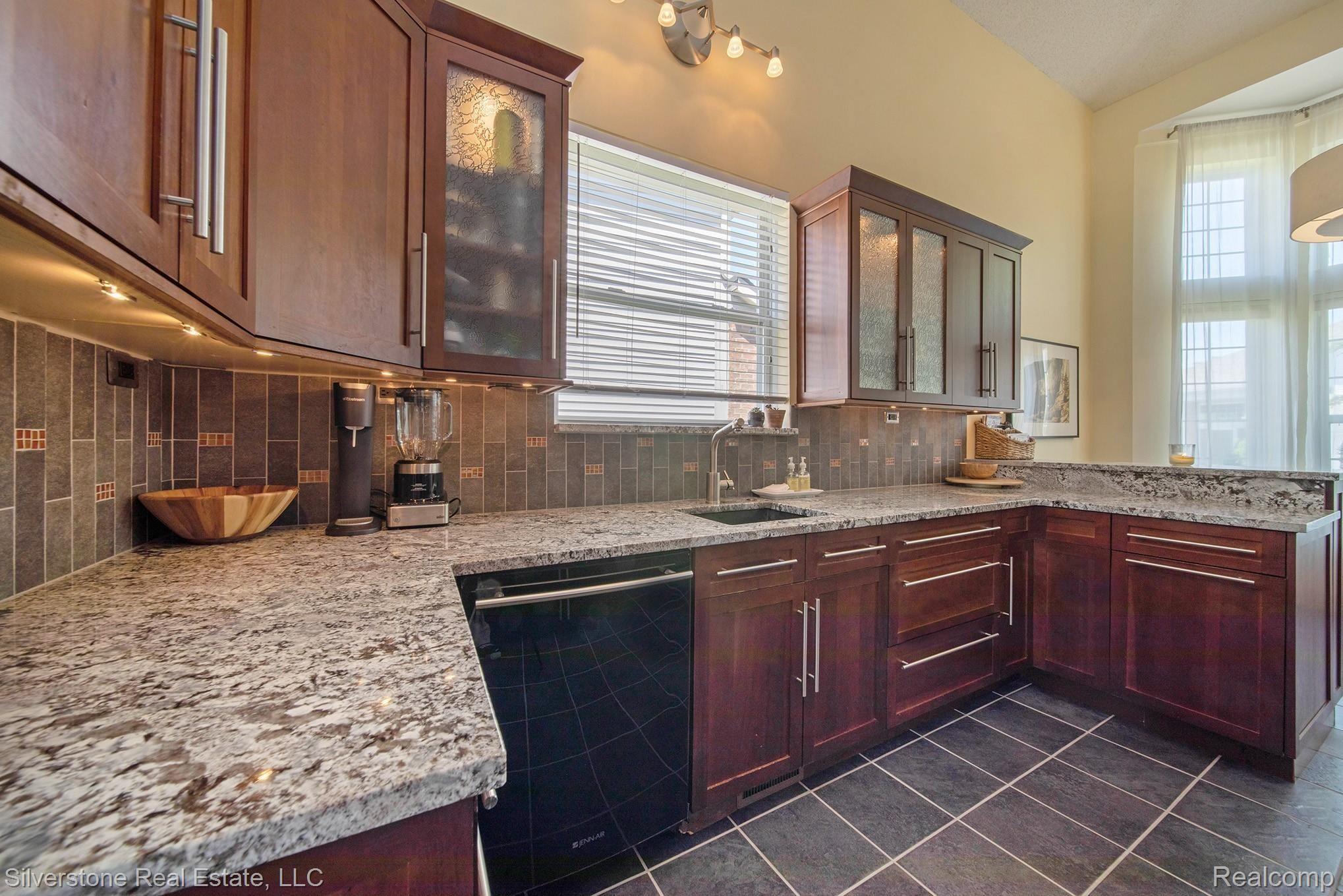 3195 Silverbrook Drive Rochester, MI 48306 - Photo 9 of 24 3195 Silverbrook_20.jpg