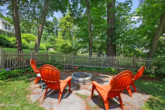a view of a chair in backyard of the house
