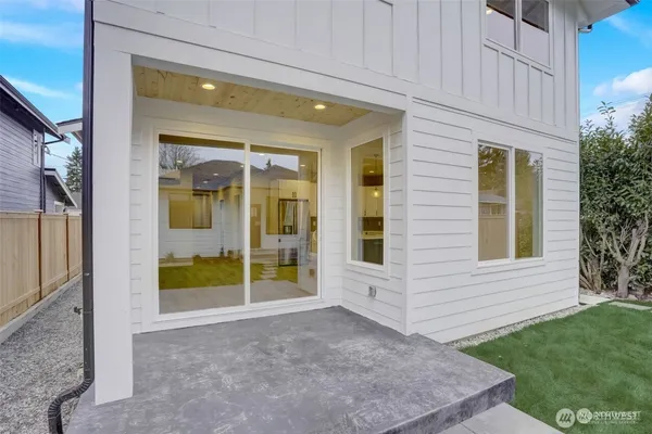 a view of a house with backyard and garden