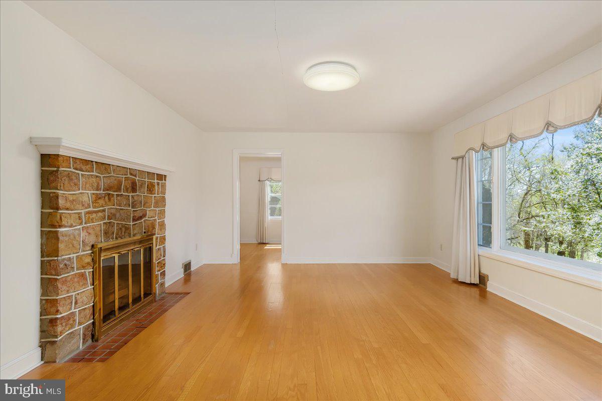 20007 Landis Road Hagerstown, MD 21740 - Photo 13 of 51 Living Room