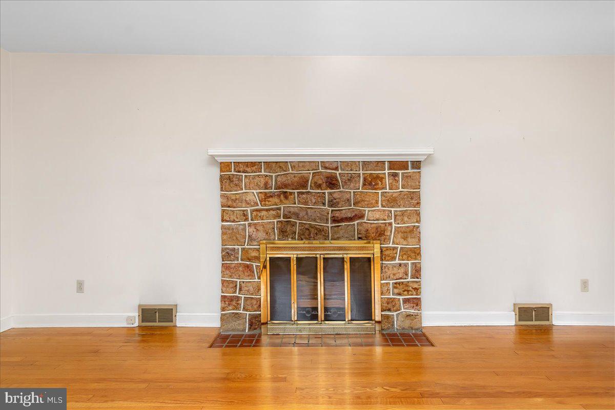 20007 Landis Road Hagerstown, MD 21740 - Photo 14 of 51 Living Room