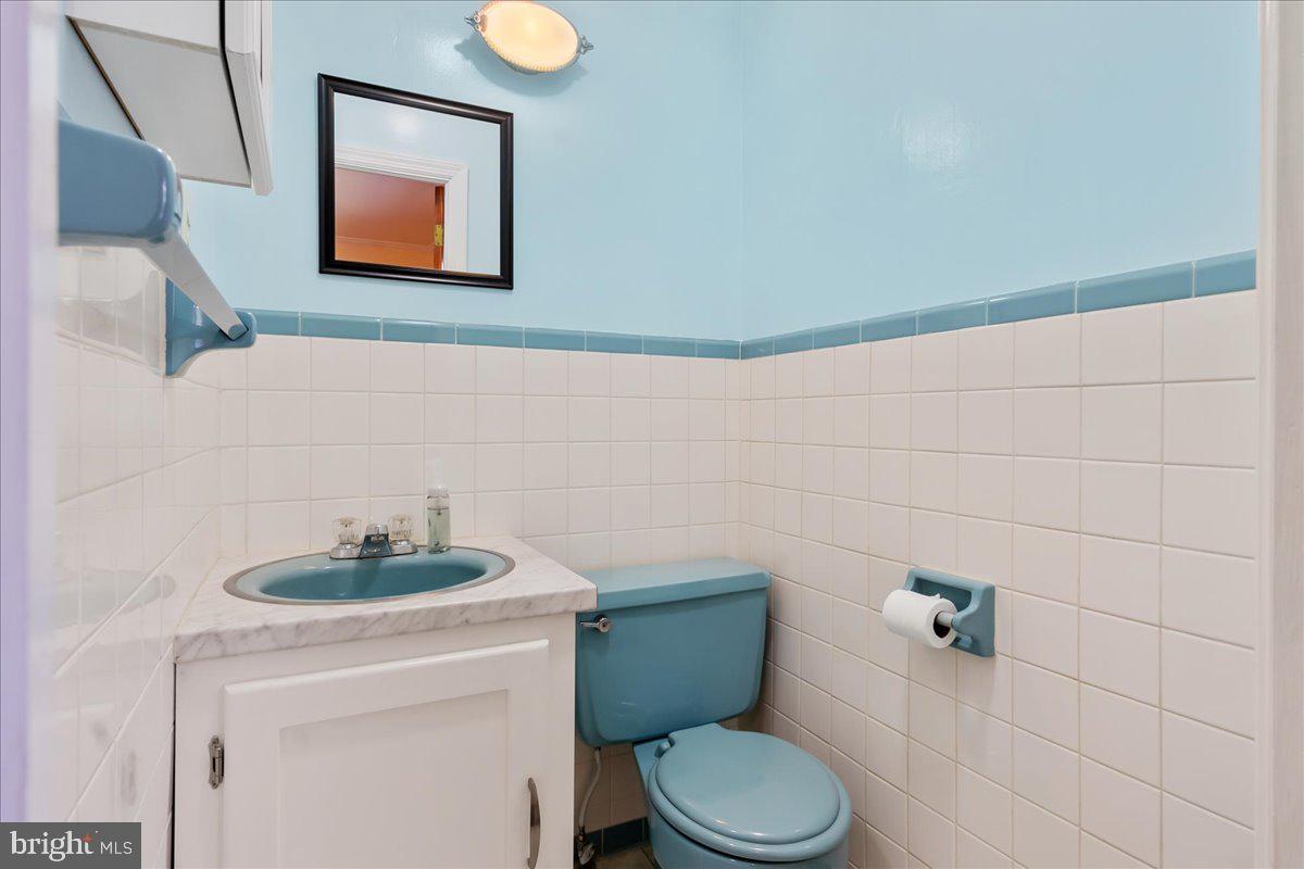 20007 Landis Road Hagerstown, MD 21740 - Photo 19 of 51 Primary Half Bath