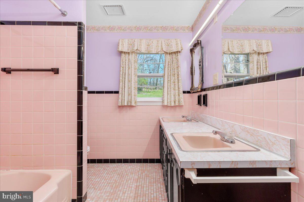 20007 Landis Road Hagerstown, MD 21740 - Photo 22 of 51 Hall Bath