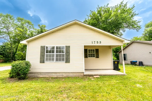 a view of a house with yard
