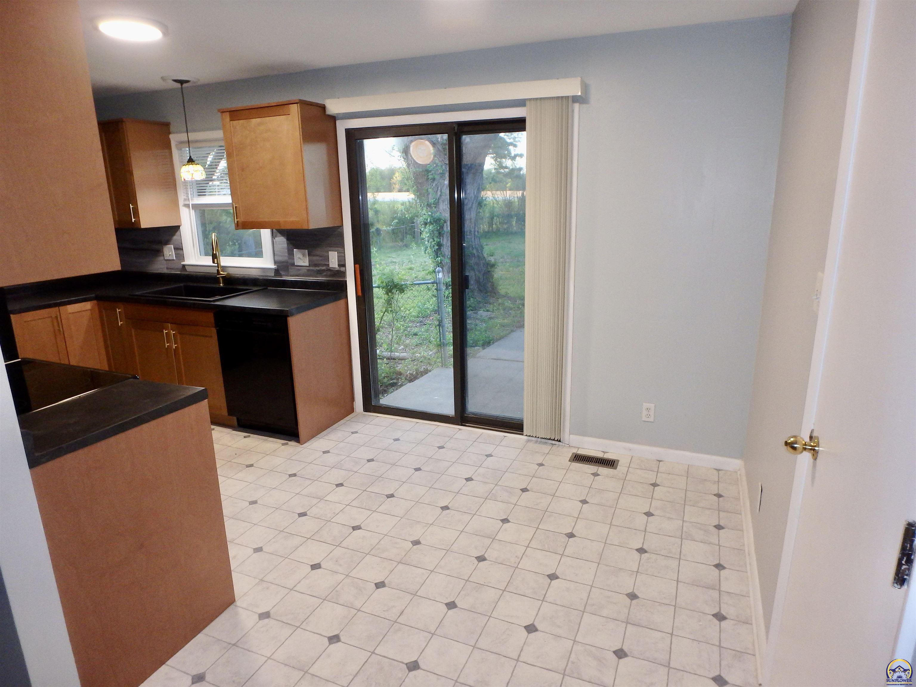 115 Southwest 40th Terrace Topeka, KS 66609 - Photo 4 of 21