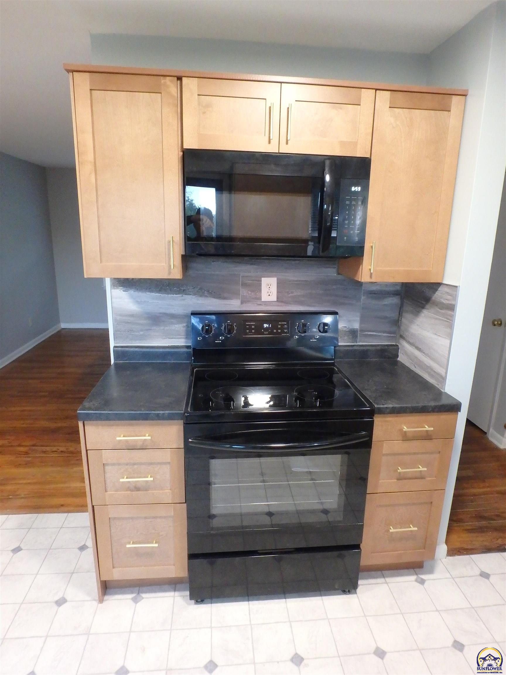 115 Southwest 40th Terrace Topeka, KS 66609 - Photo 8 of 21