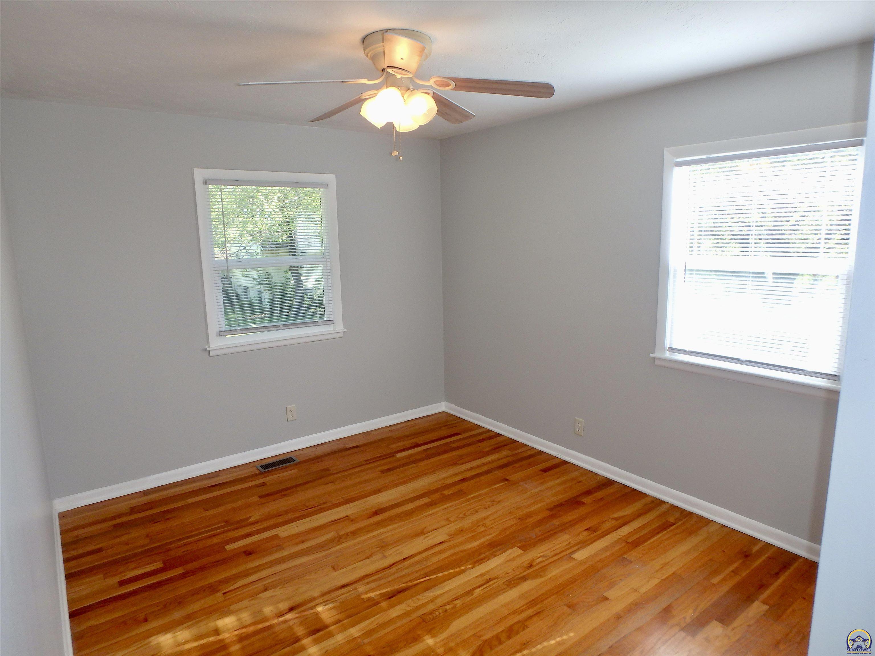 115 Southwest 40th Terrace Topeka, KS 66609 - Photo 9 of 21 Primary Bedroom