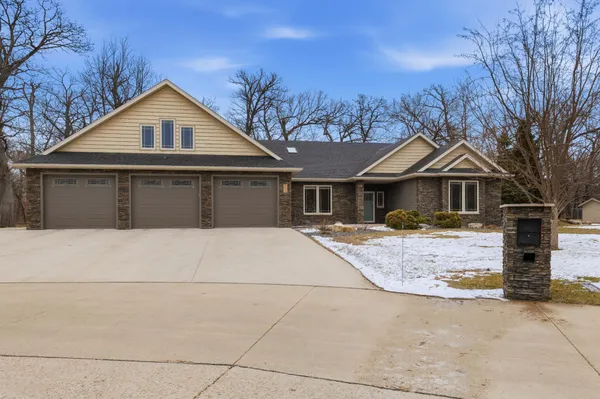 $850,000 | 118 West Beaton Drive, West Fargo, ND 58078