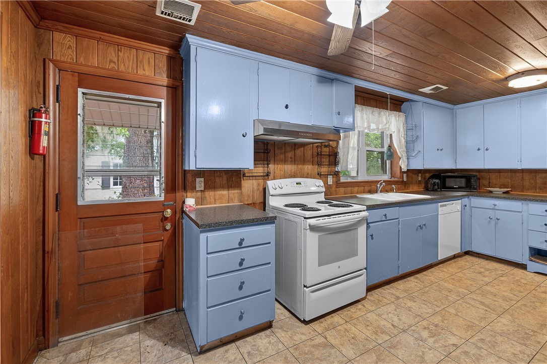 1601 Walnut Avenue Brunswick, GA 31520 - Photo 13 of 26 Kitchen