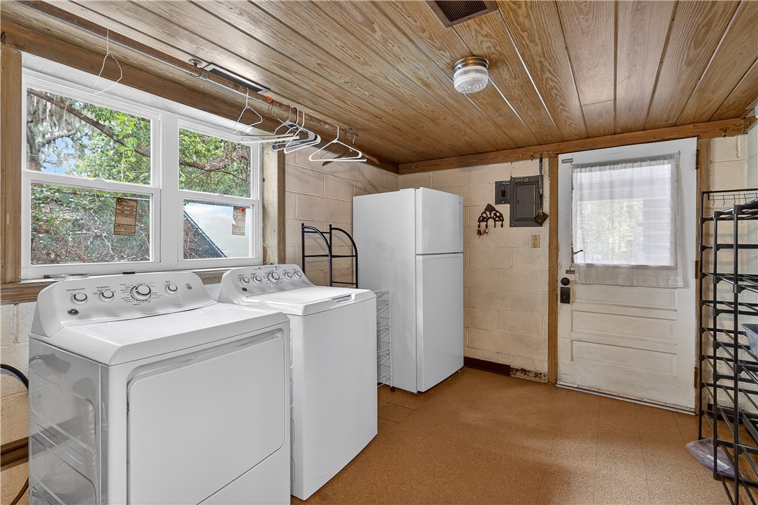 1601 Walnut Avenue Brunswick, GA 31520 - Photo 4 of 26 Laundry room and side entrance